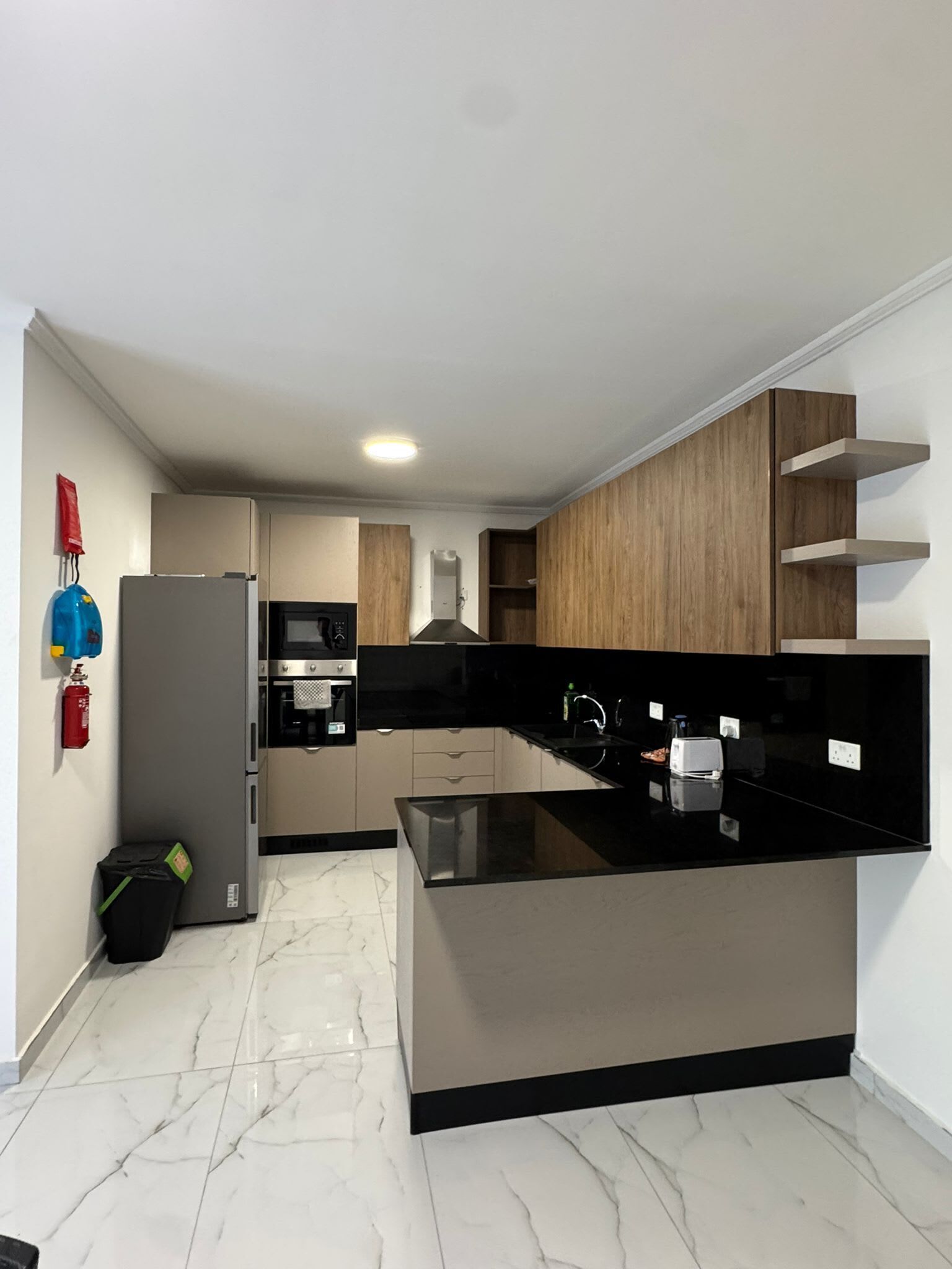 Réfrigérateur, plaque de cuisson, lave-vaisselle, grille-pain