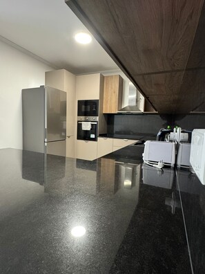 Kühlschrank, Herdplatte, Geschirrspüler, Toaster