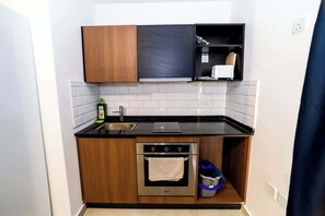 Réfrigérateur, surface de cuisson, grille-pain