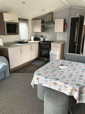 Cookware/dishes/utensils