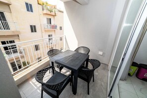 Outdoor dining - Family Comfort 3BR Apartment – by HostMT (San Pawl il-Baħar)