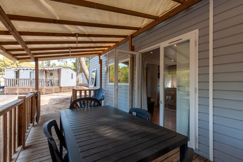 Mobil-home 'Lou Soleil 80' avec piscine partagée, Wi-Fi et climatisation