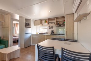 Fridge, microwave, oven, stovetop - Mobile Home 'Lou Soleil 80' with Shared Pool, Wi-Fi and Air Conditioning (Carry-le-Rouet)