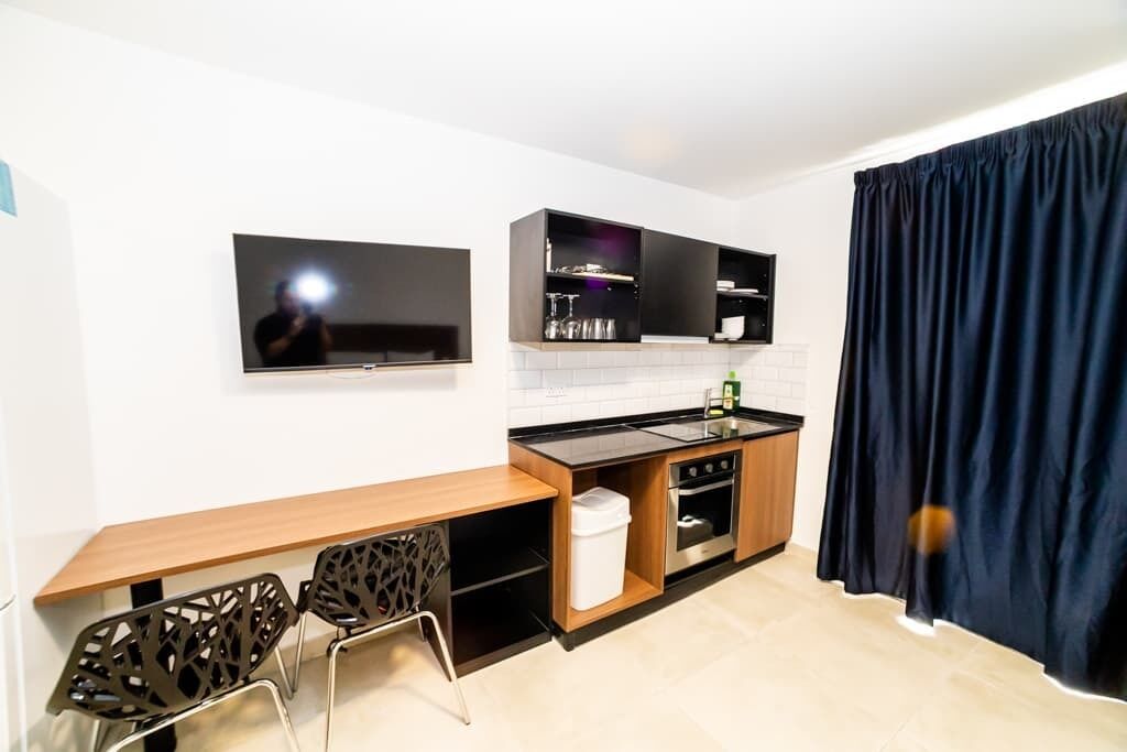 Réfrigérateur, plaque de cuisson, grille-pain