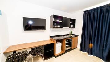 Réfrigérateur, plaque de cuisson, grille-pain