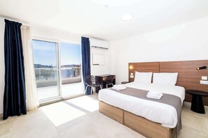 Tabla de planchar con plancha, wifi y ropa de cama