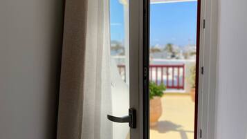 In-room safe, laptop workspace, blackout curtains, soundproofing