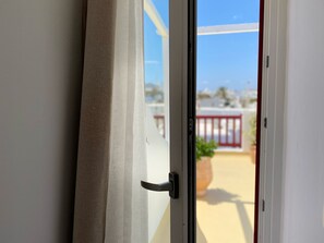 Suite – junior | Safe på rommet, skrivebord for bærbar PC og blendingsgardiner