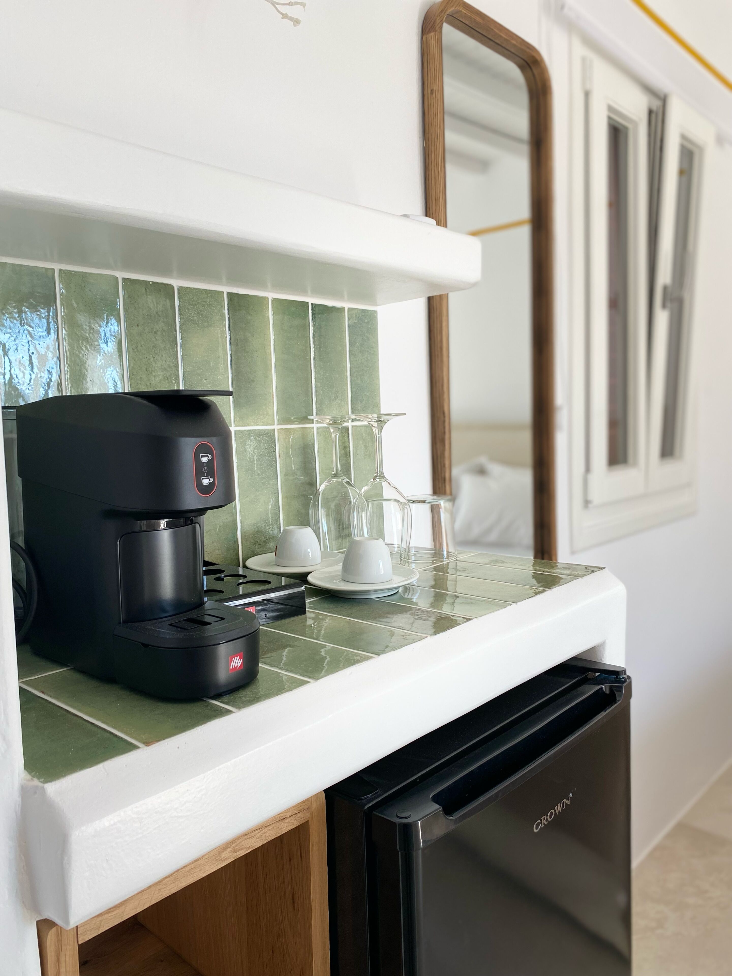 Suite – junior | Safe på rommet, skrivebord for bærbar PC og blendingsgardiner