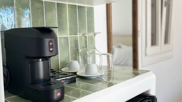 Suite – junior | Safe på rommet, skrivebord for bærbar PC og blendingsgardiner