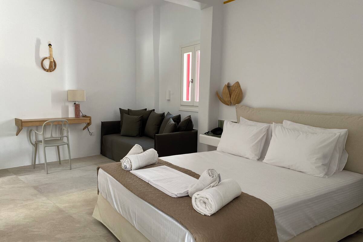 Phòng Suite dành cho gia đình, quang cảnh thành phố | Két bảo mật tại phòng, khu vực làm việc phù hợp cho laptop