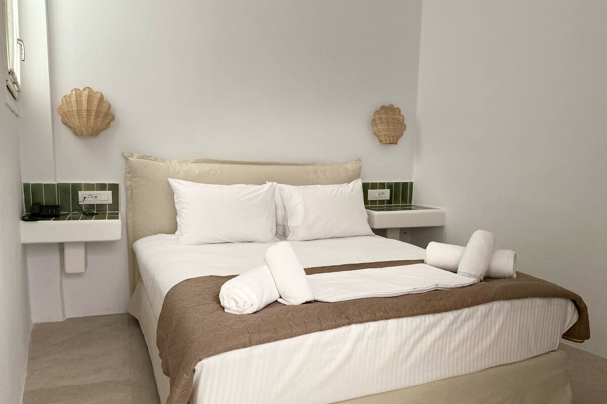 Phòng đôi Economy | Két bảo mật tại phòng, khu vực làm việc phù hợp cho laptop