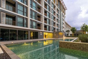 Una piscina al aire libre