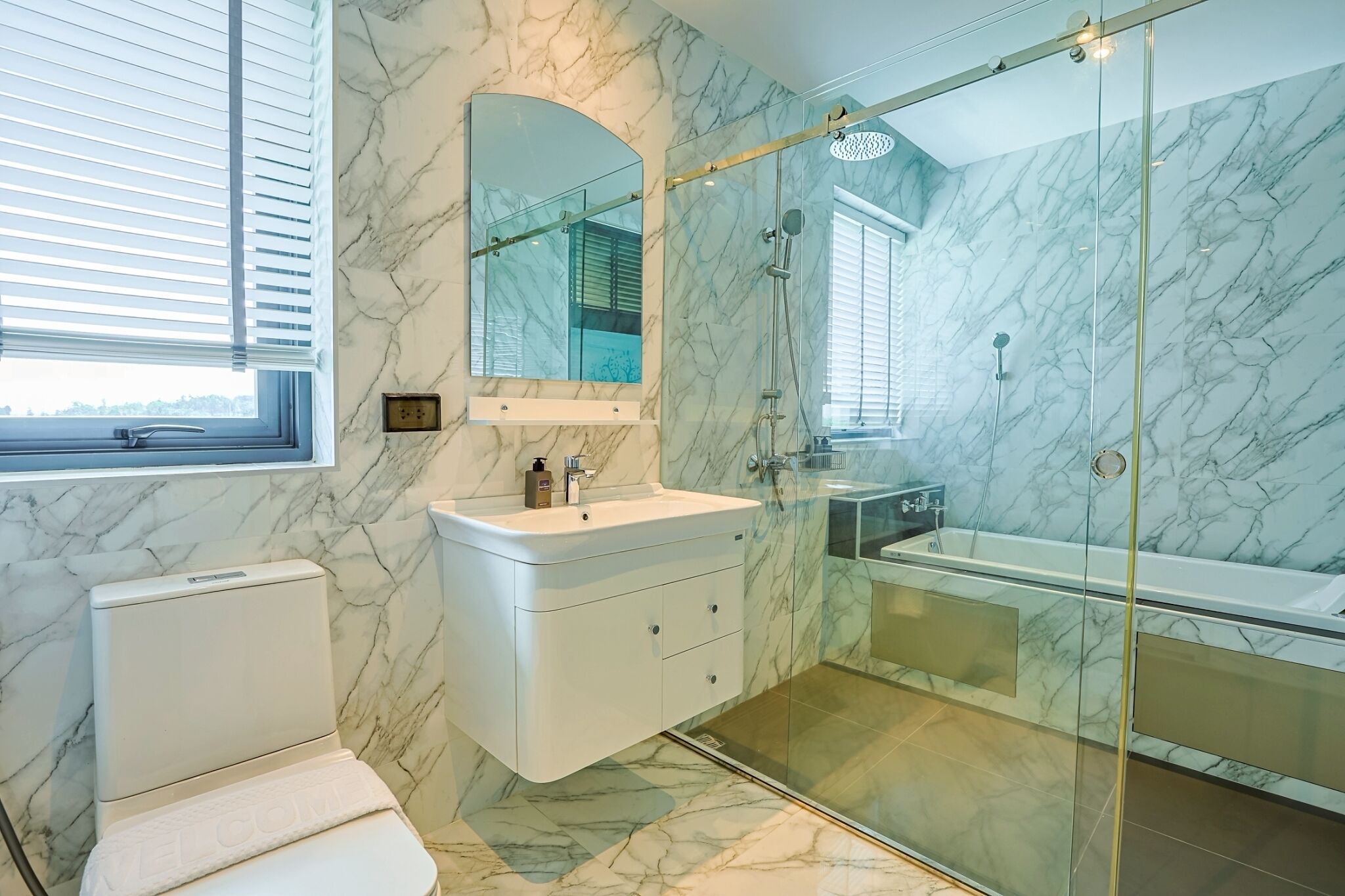 Chambre Exécutive | Salle de bain | Douche, savon, shampoing, papier toilette