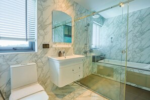 Executive Room | Bathroom | Shower, soap, shampoo, toilet paper - Aqua Resort Aonang Krabi (Krabi)