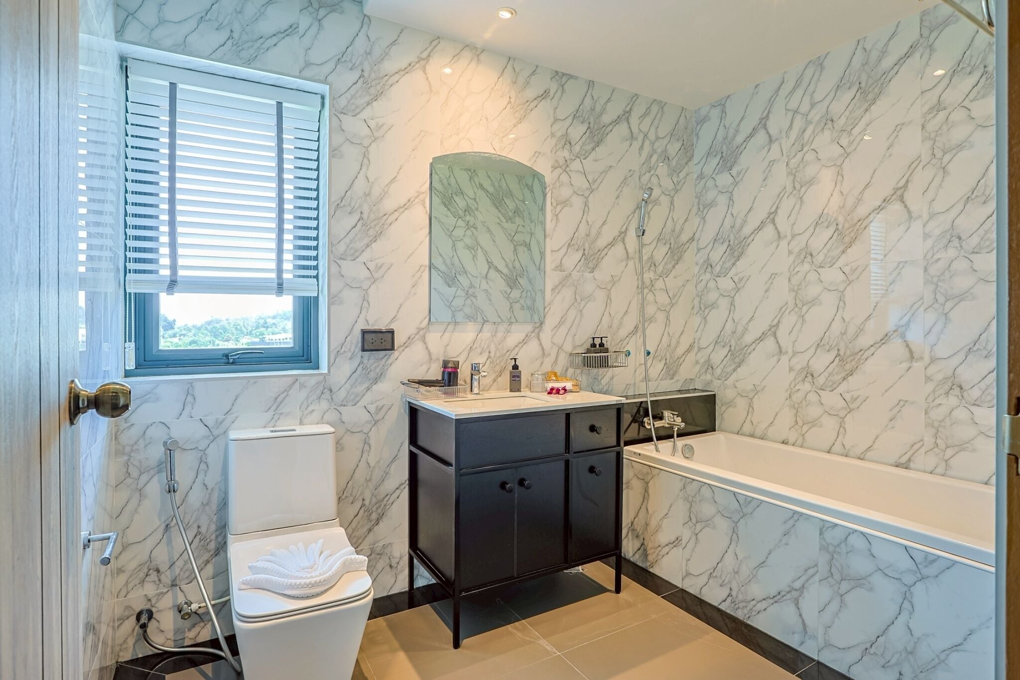 Executive Room | Bathroom | Shower, soap, shampoo, toilet paper