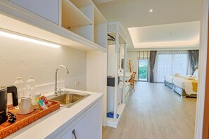 Tremannsrom – deluxe, balkong | Minibar