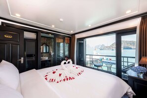 มินิบาร์, ตู้นิรภัยในห้องพัก, ตกแต่งพิเศษโดยเฉพาะ, โต๊ะทำงาน