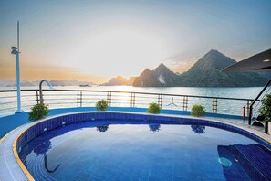 15 สระว่ายน้ำกลางแจ้ง