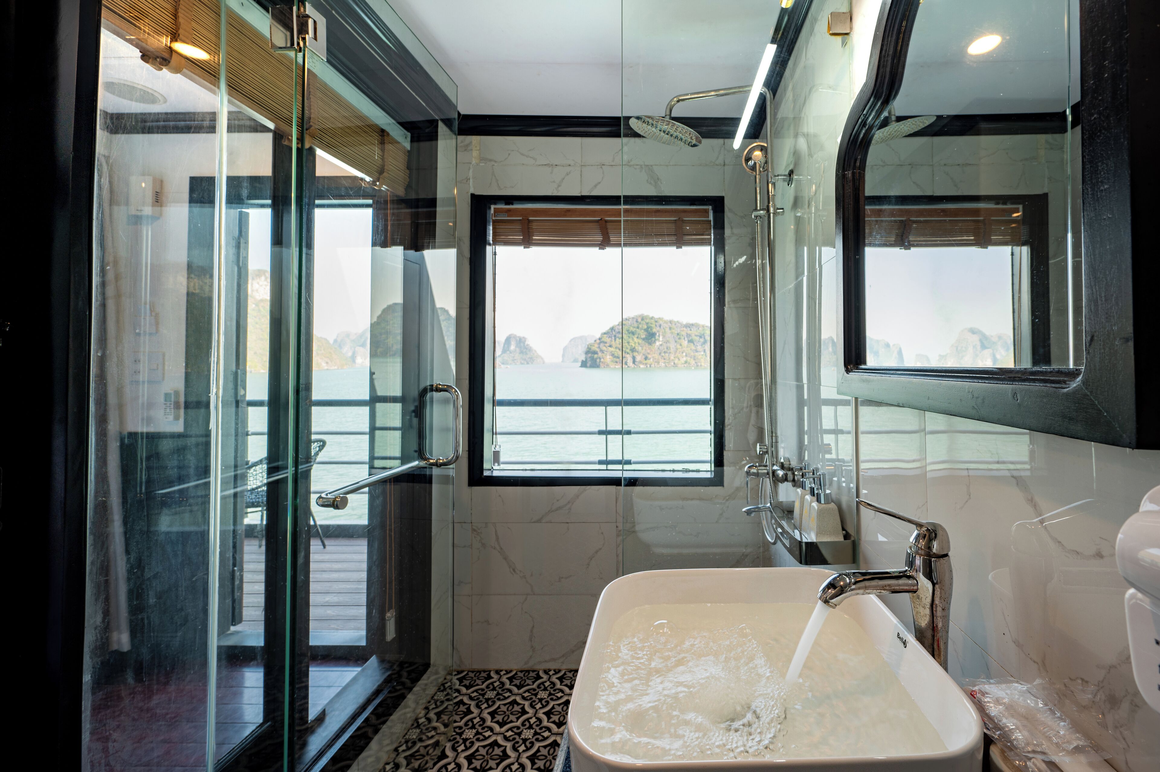 Regadera, regadera con hidromasaje, amenidades de baño gratuitas 