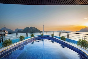 15 outdoor pools - Dragon Premium Cruise (Ha Long)