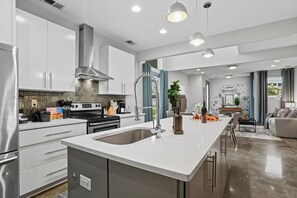 Mikrobølgeovn, ovn, kokeplater og oppvaskmaskin