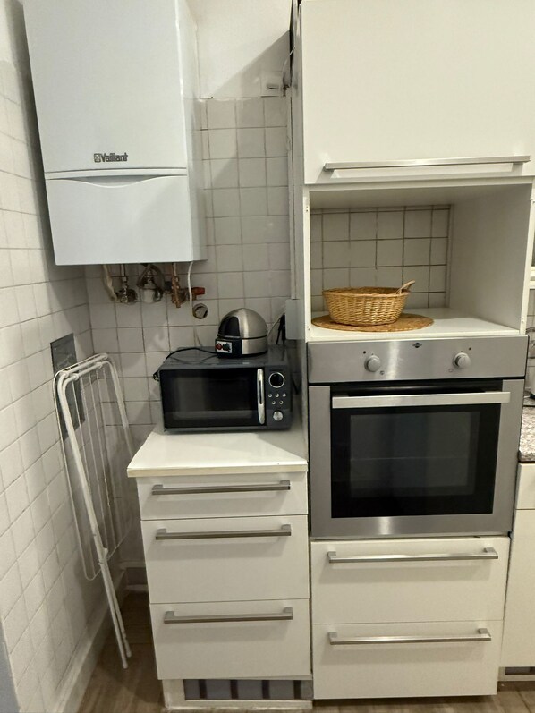 Basic Apartment | Private kitchen | Fridge, microwave, oven, stovetop