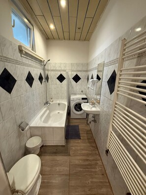 Basic Apartment | Bathroom | Combined shower/tub, free toiletries, hair dryer, towels