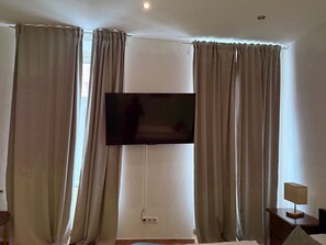 Basic Apartment | Pemandangan dari bilik