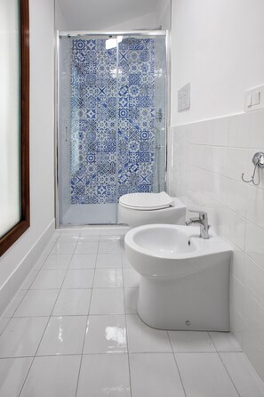 Dusche, Haartrockner, Bidet, Handtücher