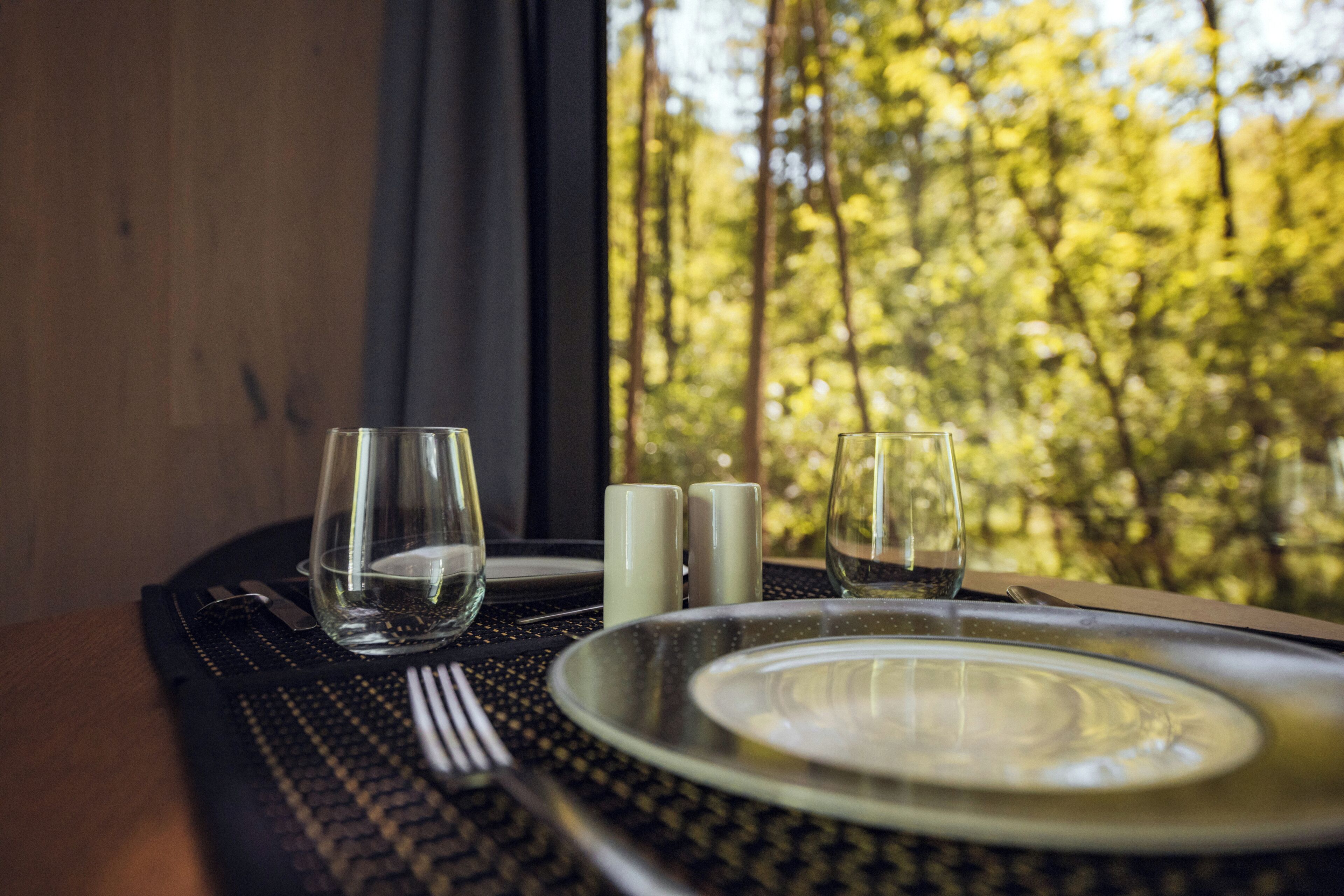 تناول الطعام داخل الغرفة