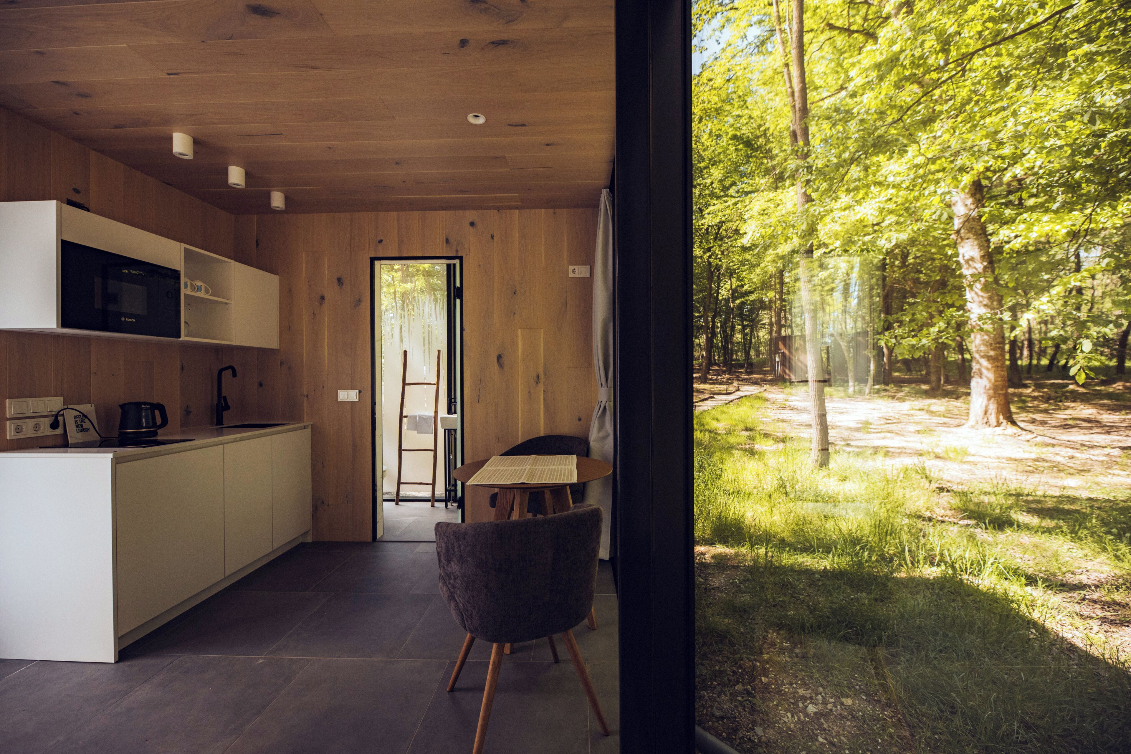 Cabana conforto, vista para o jardim | Cozinha privada | Frigobar, micro-ondas, cooktop, talheres/pratos/utensílios de cozinha