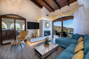 Luxe villa, 3 slaapkamers, privézwembad, uitzicht op zee | Woonruimte | Smart-tv en een open haard