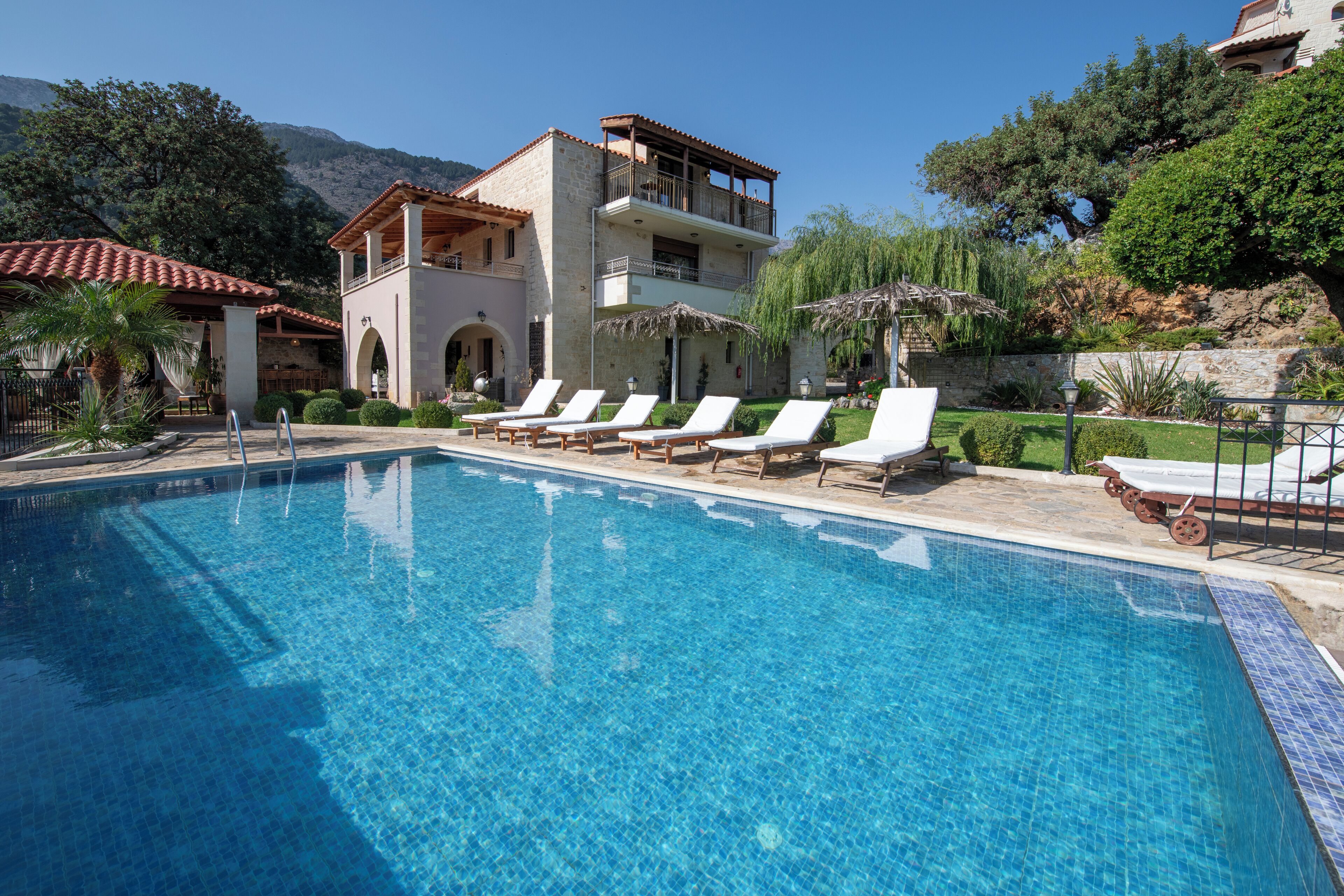 2 piscinas externas, espreguiçadeiras