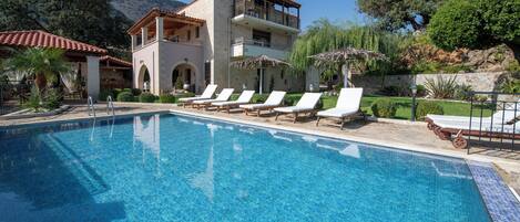 2 piscine all'aperto, lettini