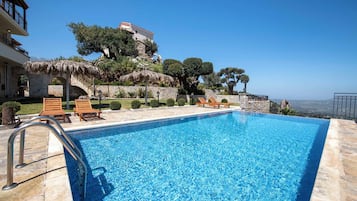 2 outdoor pools, sun loungers