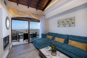 Luxury Βίλα, 3 Υπνοδωμάτια, Ιδιωτική Πισίνα, Θέα στη Θάλασσα | Περιοχή καθιστικού | Τηλεοράσεις Smart, τζάκι