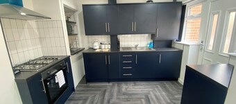 Luxury 3 Bedroom Holiday Home, Sleeps 10,Private Parking, Jacuzzi Bath