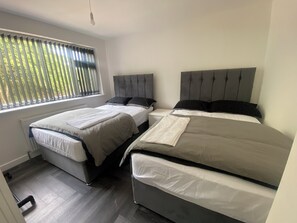 Tabla de planchar con plancha, wifi, ropa de cama