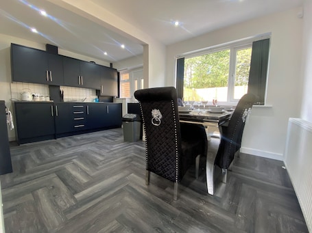 Dining. Luxury 3 Bedroom Holiday Home, Sleeps 10,Private Parking, Jacuzzi Bath