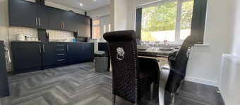 Luxury 3 Bedroom Holiday Home, Sleeps 10,Private Parking, Jacuzzi Bath