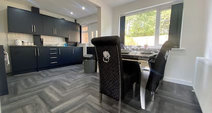 Luxury 3 Bedroom Holiday Home, Sleeps 10,Private Parking, Jacuzzi Bath