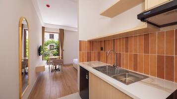 Deluxe Studio, Balcony, City View | Private kitchen