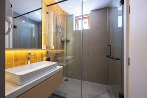 Basic Double Room | Bathroom | Slippers - Anh Thang Hotel (Phu Quoc)