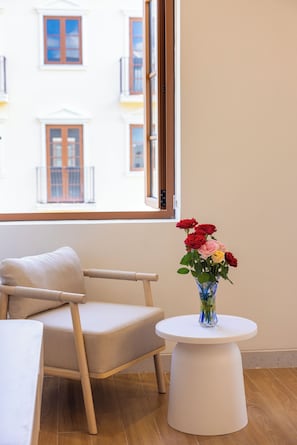 Estúdio luxo, sacada, vista para a cidade | Wi-Fi de cortesia