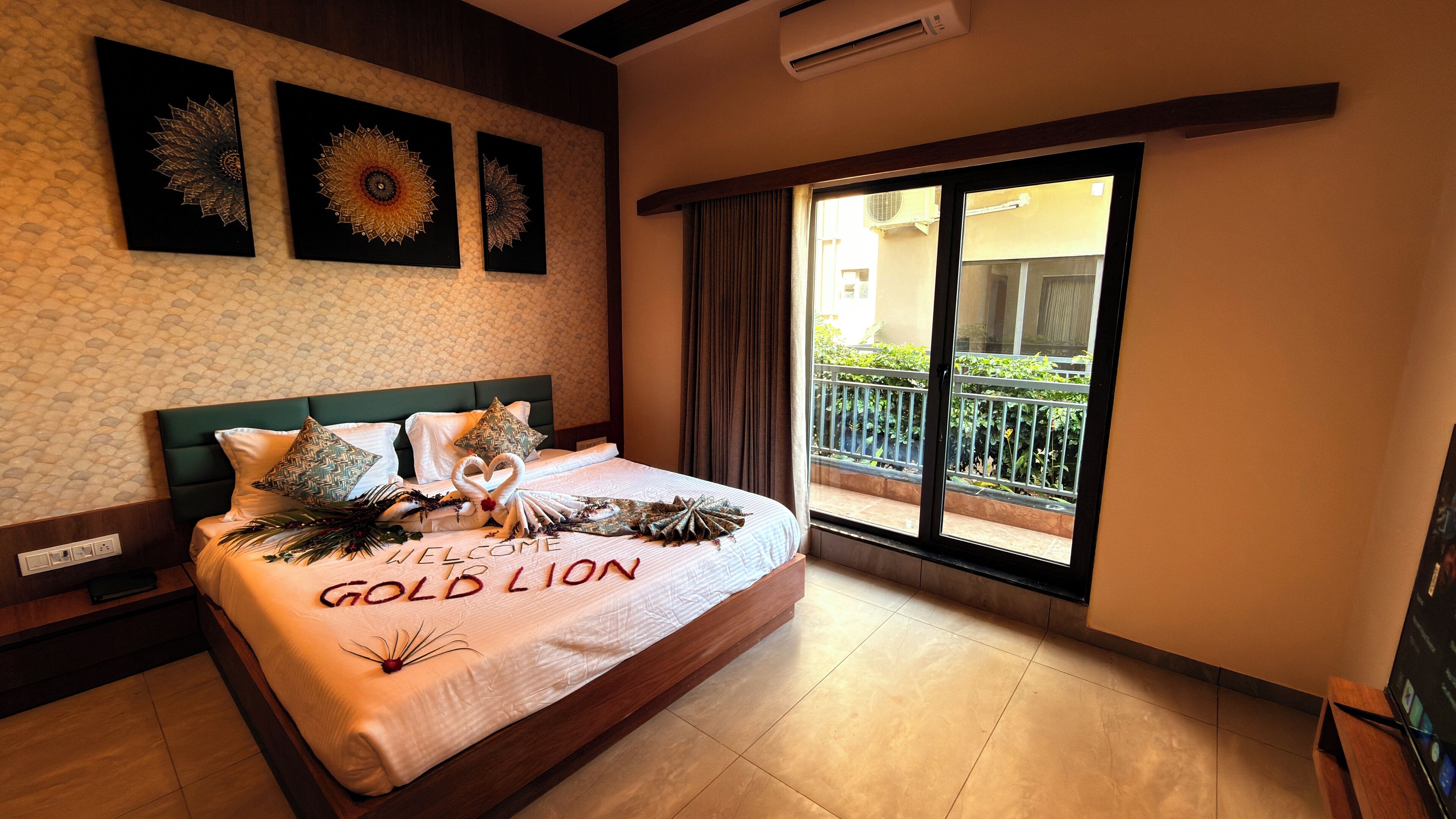 Escritorio, espacio para trabajar con laptop y wifi gratis 