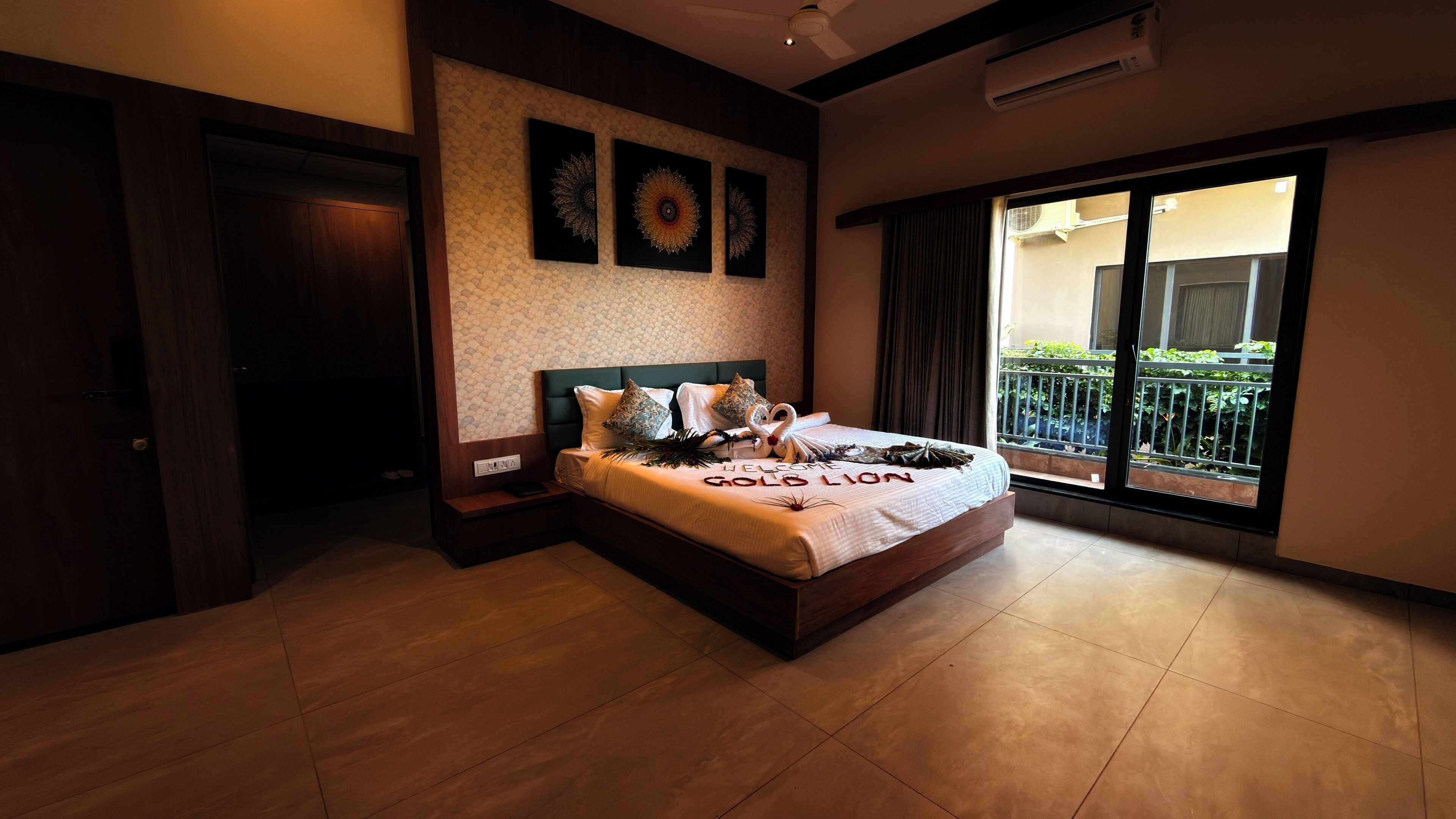 Escritorio, espacio para trabajar con laptop y wifi gratis 