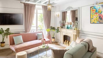 Appartement, uitzicht op de stad | Woonruimte | Een 43-inch smart-tv met kabelzenders, Netflix en streamingdiensten