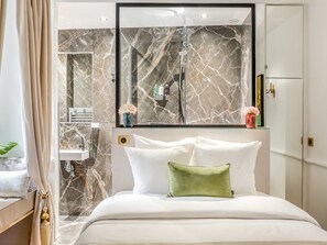 Appartement, vue sur la ville | Literie hypoallergénique, lit avec matelas à plateau-coussin