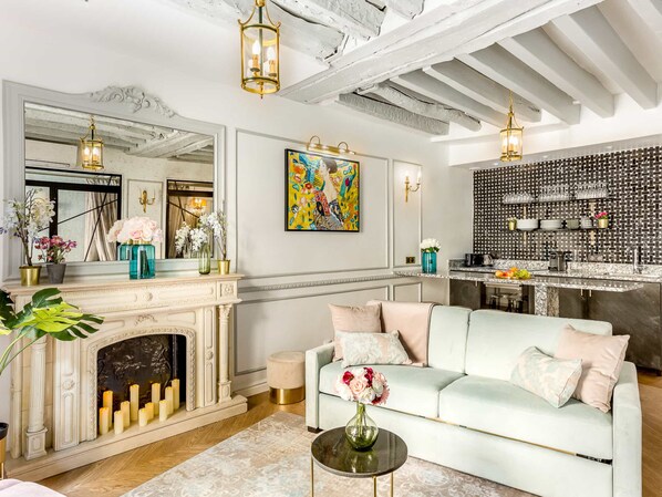 Apartment, City View | Living area | 43-inch Smart TV with cable channels, Netflix, streaming services - Merveil Luxury Suite - Louvre Rambuteau (Paris)